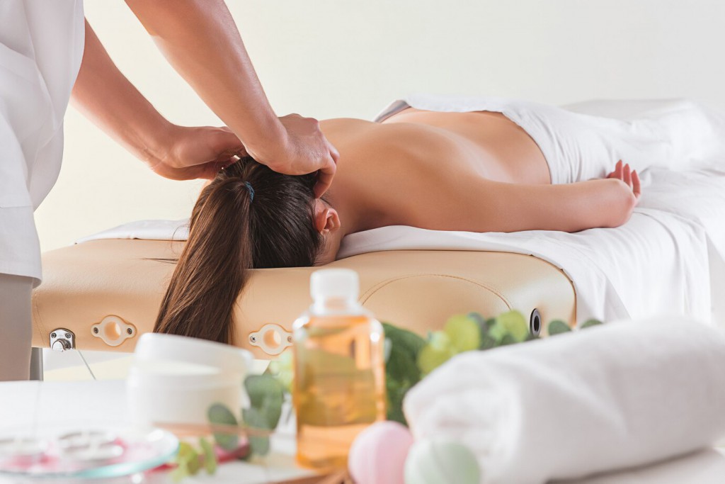 Massage body đá nóng và những công dụng thần kỳ cho sức khỏe, sắc đẹp